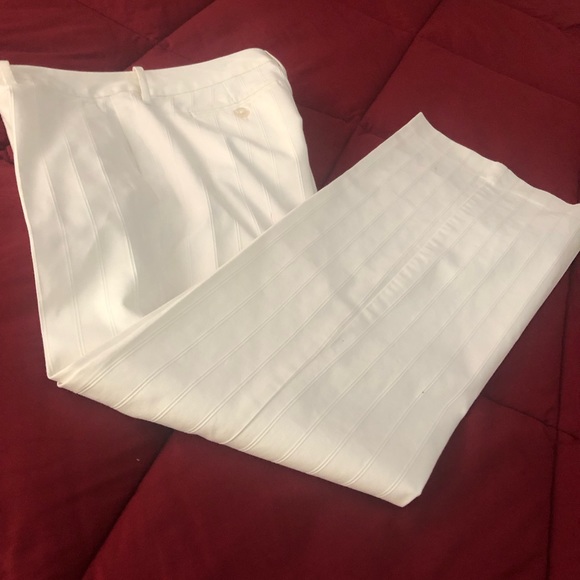 White pants with tiny tucks - Picture 2 of 7